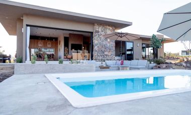 HERMOSA CASA NUEVA CON ALBERCA EN VALLE DE GUADALUPE