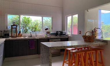 VENTA CASA CON ALBERCA EN LOMAS DE TETELA, CUARNAVACA, MORELOS