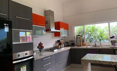 VENTA CASA CON ALBERCA EN LOMAS DE TETELA, CUARNAVACA, MORELOS