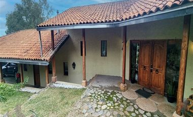Parcela en Venta en Venta Amplia Casa 5 Dormitorios, 378 m2 útil, 25.600 m2 terreno, Hacienda Chacabuco, Colina