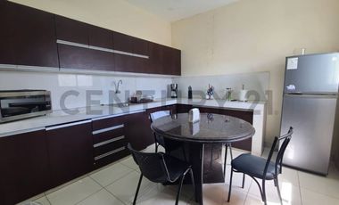 Venta de Local Comercial con Patio de Exhibición en Urdesa