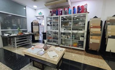 Venta de Local Comercial con Patio de Exhibición en Urdesa
