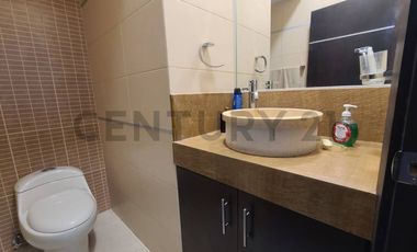 Venta de Local Comercial con Patio de Exhibición en Urdesa