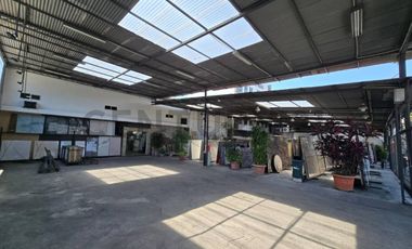 Venta de Local Comercial con Patio de Exhibición en Urdesa