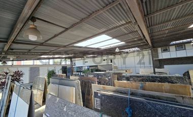 Venta de Local Comercial con Patio de Exhibición en Urdesa