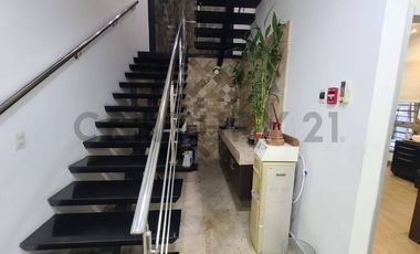 Venta de Local Comercial con Patio de Exhibición en Urdesa