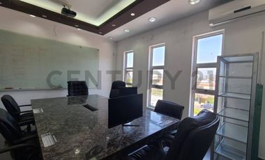 Venta de Local Comercial con Patio de Exhibición en Urdesa