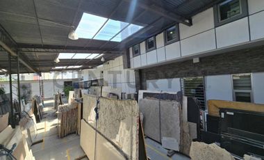 Venta de Local Comercial con Patio de Exhibición en Urdesa