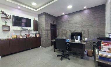 Venta de Local Comercial con Patio de Exhibición en Urdesa