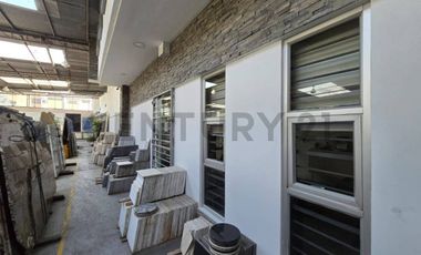 Venta de Local Comercial con Patio de Exhibición en Urdesa