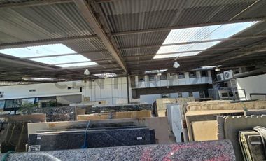 Venta de Local Comercial con Patio de Exhibición en Urdesa
