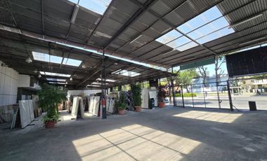 Venta de Local Comercial con Patio de Exhibición en Urdesa