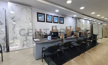 Venta de Local Comercial con Patio de Exhibición en Urdesa