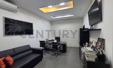 Venta de Local Comercial con Patio de Exhibición en Urdesa