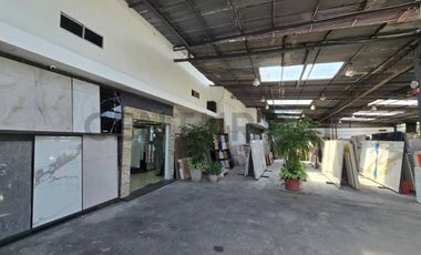 Venta de Local Comercial con Patio de Exhibición en Urdesa