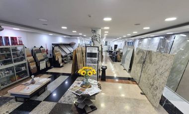 Venta de Local Comercial con Patio de Exhibición en Urdesa