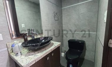 Venta de Local Comercial con Patio de Exhibición en Urdesa