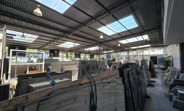 Venta de Local Comercial con Patio de Exhibición en Urdesa