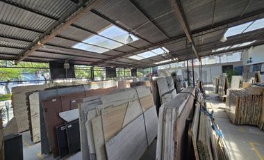 Venta de Local Comercial con Patio de Exhibición en Urdesa