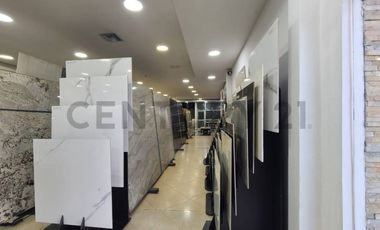 Venta de Local Comercial con Patio de Exhibición en Urdesa