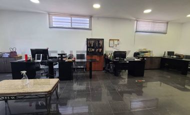 Venta de Local Comercial con Patio de Exhibición en Urdesa