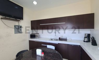Venta de Local Comercial con Patio de Exhibición en Urdesa