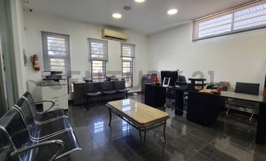 Venta de Local Comercial con Patio de Exhibición en Urdesa