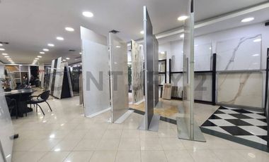 Venta de Local Comercial con Patio de Exhibición en Urdesa