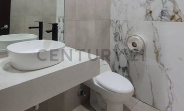 Venta de Local Comercial con Patio de Exhibición en Urdesa