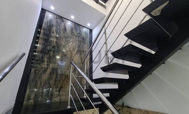 Venta de Local Comercial con Patio de Exhibición en Urdesa