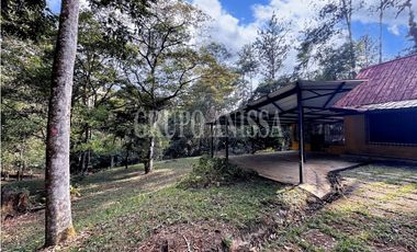 Oportunidad! Se Vende Casa con Amplio lote en Cerro Azul