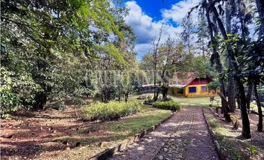 Oportunidad! Se Vende Casa con Amplio lote en Cerro Azul