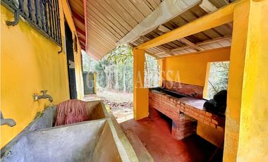 Oportunidad! Se Vende Casa con Amplio lote en Cerro Azul