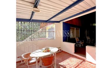 Oportunidad! Se Vende Casa con Amplio lote en Cerro Azul