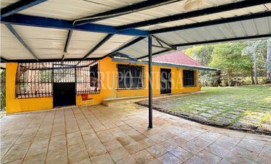 Oportunidad! Se Vende Casa con Amplio lote en Cerro Azul