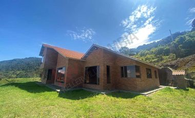 Vendo Casa Campestre en Lote de 10.000 m2 en la Calera Vereda El Hato-9236