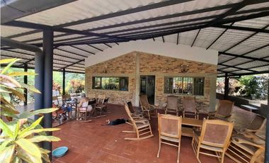 En Venta Finca 13.000 m2, Casa 260 m2 con Piscina Privada, San Joaquin