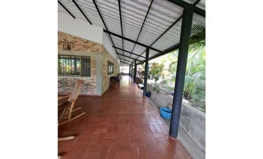En Venta Finca 13.000 m2, Casa 260 m2 con Piscina Privada, San Joaquin