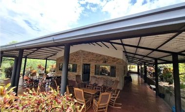 En Venta Finca 13.000 m2, Casa 260 m2 con Piscina Privada, San Joaquin