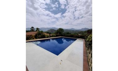En Venta Finca 13.000 m2, Casa 260 m2 con Piscina Privada, San Joaquin