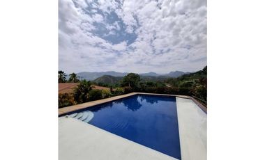 En Venta Finca 13.000 m2, Casa 260 m2 con Piscina Privada, San Joaquin