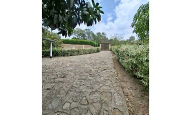 En Venta Finca 13.000 m2, Casa 260 m2 con Piscina Privada, San Joaquin