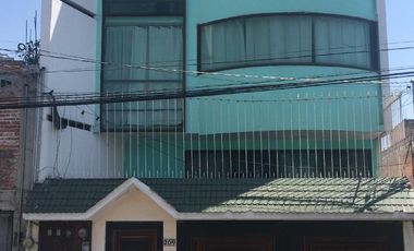 Venta de Edificio para uso de oficinas o departamentos en la colonia Américas en Toluca