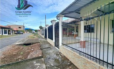 VENDO CASA DE ESQUINA CERCADA LOS ALGARROBOS