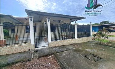 VENDO CASA DE ESQUINA CERCADA LOS ALGARROBOS