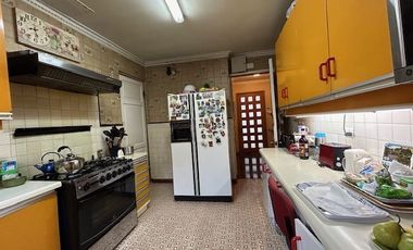 Casa en Venta en Amplia casa en el límite entre las comunas de La Reina y Las Condes. Bilbao/Américo Vespucio. Metro Bilbao, Jumbo Bilbao, Country Clu