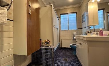 Casa en Venta en Amplia casa en el límite entre las comunas de La Reina y Las Condes. Bilbao/Américo Vespucio. Metro Bilbao, Jumbo Bilbao, Country Clu