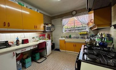 Casa en Venta en Amplia casa en el límite entre las comunas de La Reina y Las Condes. Bilbao/Américo Vespucio. Metro Bilbao, Jumbo Bilbao, Country Clu