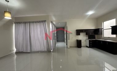 SE VENDE CASA EN LOS REALES