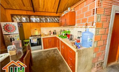 00623-VENDO DOS VIVIENDAS ECOLOGICAS-YARINACOCHA-EN ESQUINA-AT 275 M2